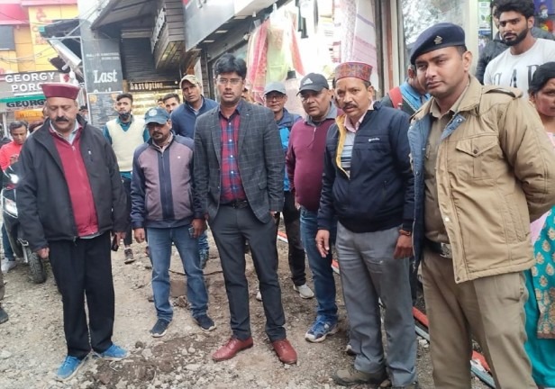 माल रोड के सुधार कार्यों का निरीक्षण एसडीएम ने किया