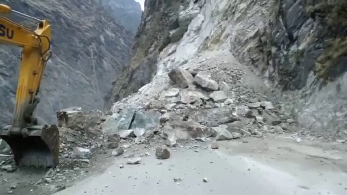 हेलंग के पास मलबा आने से बद्रीनाथ हाईवे बंद हो गया, जिससे यात्रियों की परेशानी बढ़ गई