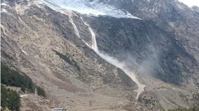 पिथौरागढ़ में ग्लेशियर टूटा : चीन सीमा के पास गांव बालिंग और दुग्तू के बीच लौखुंग नाले में ग्लेशियर टूट गया, जान बचाने के लिए भागे लोग