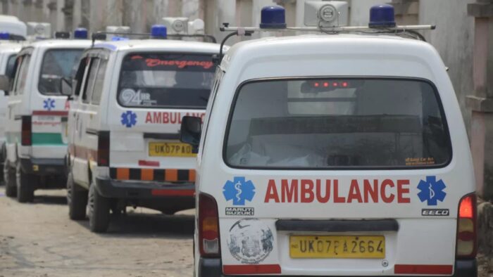 स्वास्थ्य सेवाएं बदहाल… टैक्सी में जन्मा नवजात, एंबुलेंस में रुकी सांसें