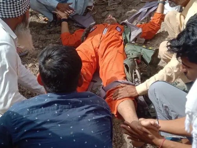 घर में गिरा मिग-21, दो महिलाओं की मौत, पायलट पैराशूट से कूदा और अस्पताल में भर्ती ,परिवार को 5-5 लाख मुआवजे का एलान
