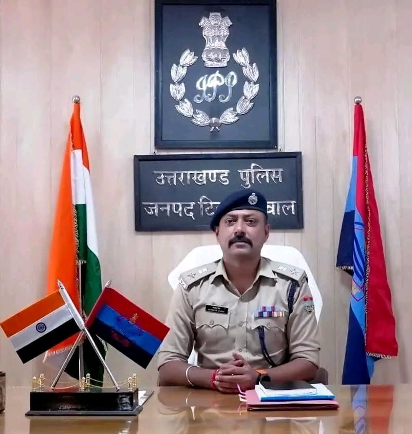 परिजनों के साथ ठेली लगाने वाले बच्चे का ऑपरेशन मुक्ति टीम टिहरी गढ़वाल द्वारा स्कूल में दाखिला कराकर बच्चे को दिलाया शिक्षा का अधिकार