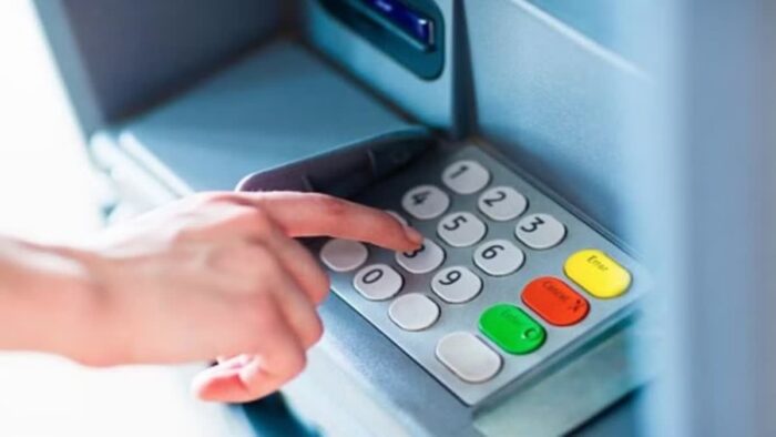 एटीएम कार्ड एक्सचेंज करके खाते से निकाले हजारों रुपये, वृद्धा पहुंची थाने