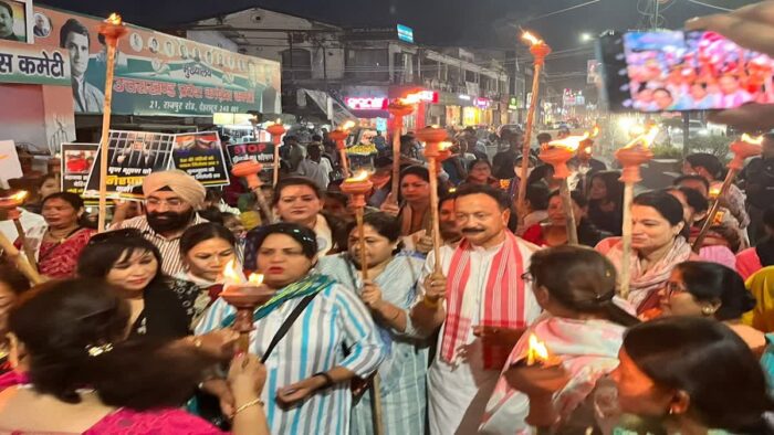 देहरादून में महिला कांग्रेस अध्यक्ष ज्योति रौतेला के नेतृत्व में महिला कार्यकर्ताओं ने अंकिता भंडारी हत्याकांड और मंत्री प्रेमचंद अग्रवाल मारपीट मामले को लेकर मशाल जुलूस निकाला