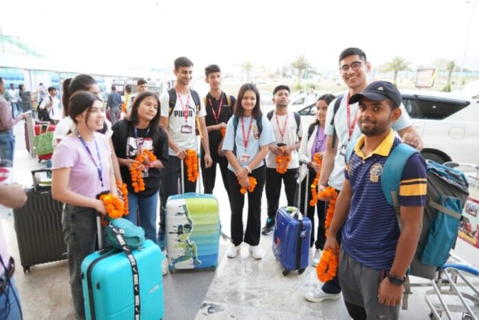मणिपुर से देहरादून पहुंचकर छात्र-छात्राओ ने सीएम धामी का आभार व्यक्त किया , मणिपुर से सकुशल लौटे छात्र