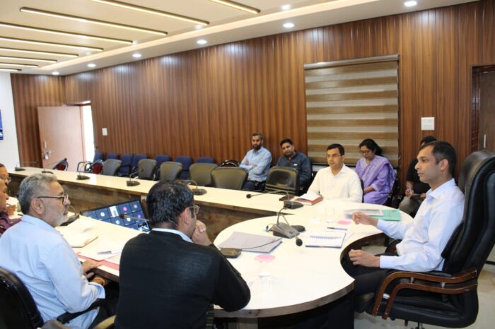 डीएम ने विभागों को बताया कि 10वीं और 12वीं कक्षा के छात्रों के आवश्यक प्रमाण पत्र कॉलेज में ही तैयार किए जाएंगे।