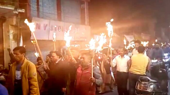 जोशीमठ में आपदा प्रभावित लोगों ने सरकार पर वादा खिलाफी का आरोप लगाते हुए मशाल जुलूस निकाला