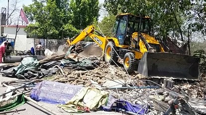 कार्रवाई के तहत सैकड़ों मजारों का कोई वारिस नहीं, अब तक 314 तोड़े गए, मस्जिद को नोटिस