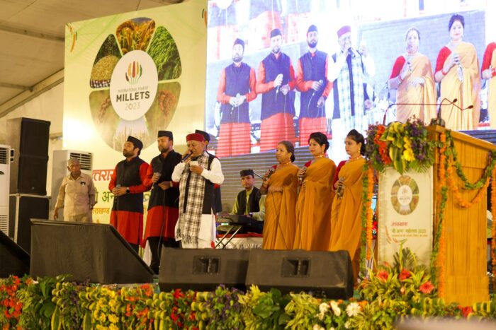 श्री अन्न महोत्सव में आयोजित सांस्कृतिक संध्या कार्यक्रम में प्रतिभाग करते मंत्री गणेश जोशी।