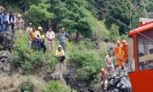 अचानक बीच में खराब हुई रोप-वे, ट्रॉली में फंसे लोगों को रेस्क्यू टीम ने निकाला