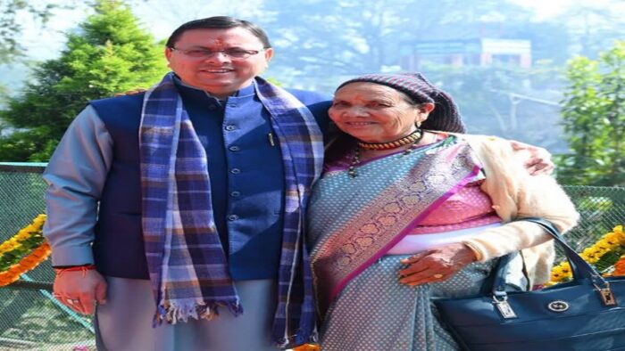 मदर्स डे : मुख्यमंत्री पुष्कर सिंह धामी ने मदर्स डे पर अपनी माँ को याद किया , मां के साथ फोटो शेयर की