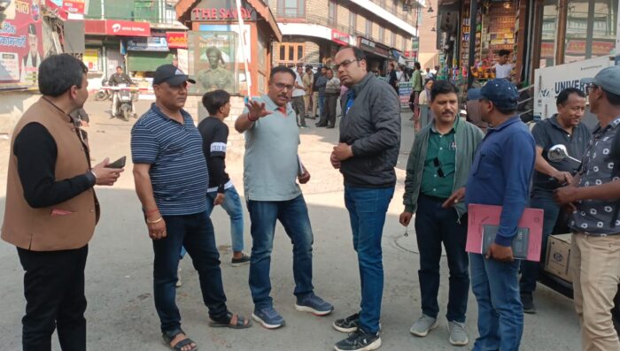 जिला प्रशासन व लोक निर्माण विभाग ने अधिकारियों व ठेकेदारों को मसूरी मालरोड बनाने के सख्त निर्देश जारी किए हैं