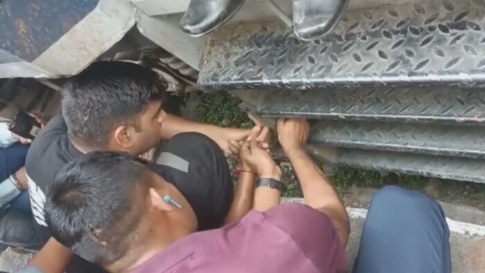 चलती ट्रेन में चढ़ने के दौरान यात्री पायदान में फंसा , गंभीर रूप से घायल