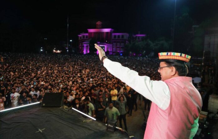 सीएम धामी ने विश्वविद्यालय के रजत जयंती समारोह में भाग लिया, इस अवसर पर प्रसिद्ध बॉलीवुड गायिका नेहा कक्कड़ ने कार्यक्रम में गीतों की प्रस्तुति दी।