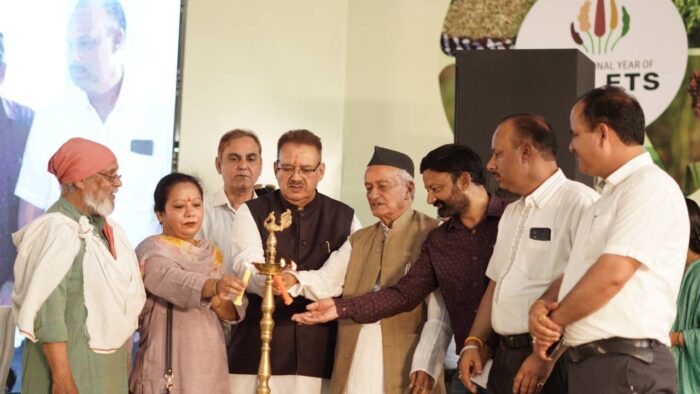 उत्तराखण्ड श्री अन्न (मिलेट) महोत्सव के तीसरे दिन के कार्यक्रम का शुभारंभ करते पूर्व मुख्यमंत्री भगत सिंह कोश्यारी, पर्यावरणविद डा0 अनिल जोशी और उत्तराखंड के कृषि मंत्री गणेश जोशी