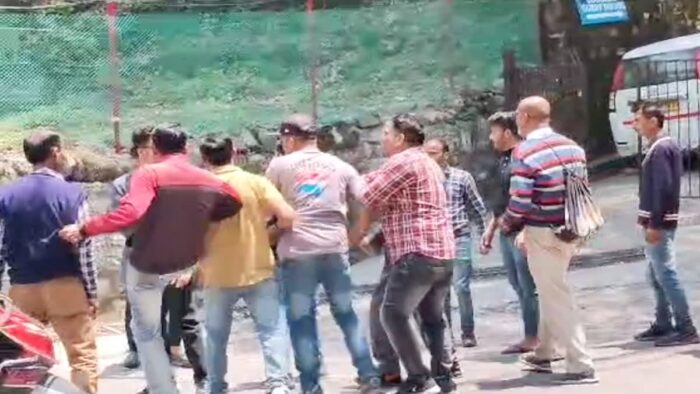 नैनीताल माल रोड पर मामूली विवाद पर जमकर मारपीट हुई