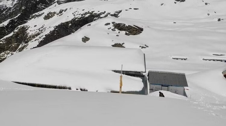 हेमकुंड साहिब यात्रा: तीर्थयात्री 60 मीटर तक बर्फ के बीच से होकर गुजरेंगे , 20 को खुलेंगे द्वार, तस्वीरें