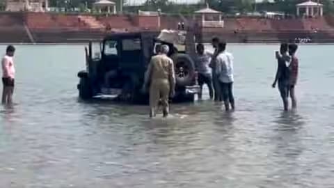 गंगा में दिल्ली सैलानियों का 'खतरनाक एडवेंचर', 'थार' जीप को नदी में उतारकर ली सेल्फी और फिर…