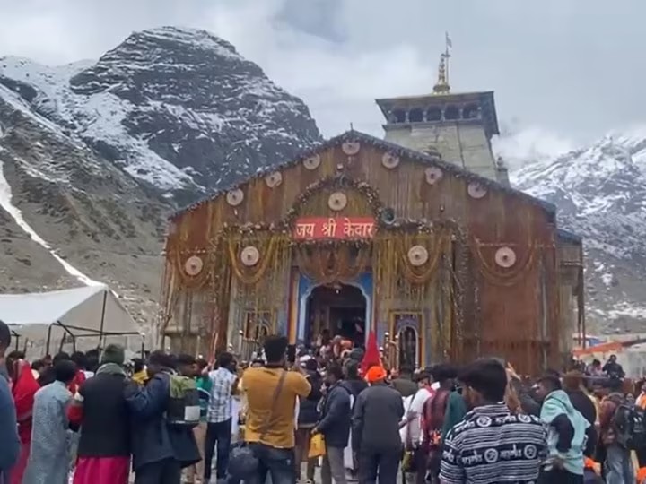 केदारनाथ यात्रा : श्रद्धालु नहीं रुक रहे बर्फबारी और ग्लेशियर टूटने के बाद भी , 20 दिन में केदारनाथ पहुंचे 3 लाख श्रद्धालु