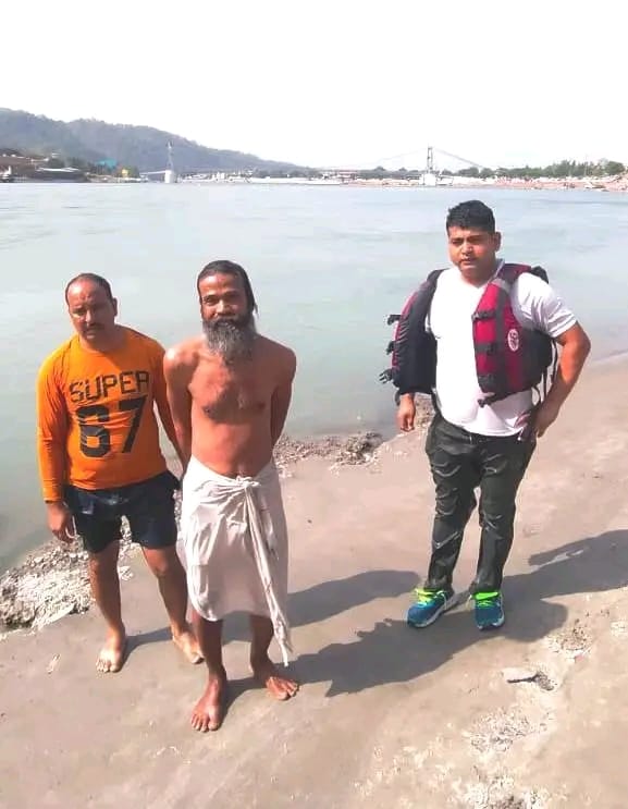 पुलिस के जवानों की मुश्तेदी से बची गंगा में डूबते बाबा की जान