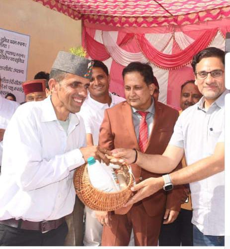 यह पुरस्कार तियां के जयप्रकाश को सर्वश्रेष्ठ पशुपालन के लिए दिया गया।