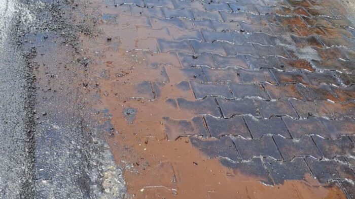 ऋषिकेश : सड़क पर विभाग ने इंटर लॉकिंग टाइल्स पर ही डामर बिछा दिया, मंत्री महाराज तक पहुंचा मामला