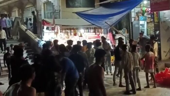 हरिद्वार: युवती से हुई बदतमीजी का विरोध करने पर युवक को पीटा, VIDEO हुआ वायरल