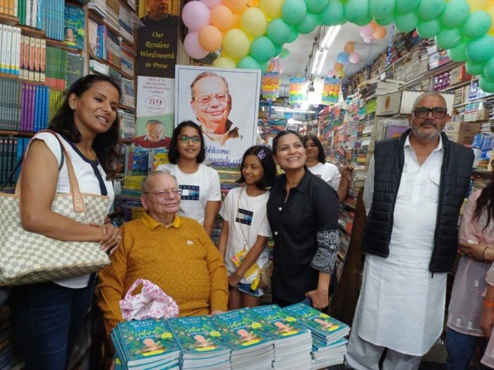 अंग्रेजी लेखक रस्किन बॉड ने अपना 89वां जन्मदिन सार्वजनिक तौर पर मालरोड के बुक डिपो में मनाया