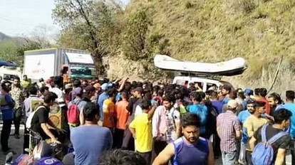 ऋषिकेश: राफ्टिंग के दौरान टूरिस्ट और गाइड के बीच मारपीट, गो प्रो कैमरा बना विवाद की वजह, वीडियो वायरल