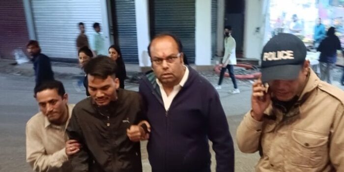 पर्यटकों की भारी भीड़ के बावजूद मसूरी मालरोड पर शराब पीकर जेसीबी चलाने पर व्यापारियों का हंगामा