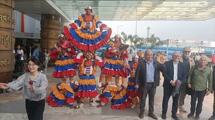 उत्तराखंड पहुंचे चीन और इटली के सदस्य, कलाकारों संग झूमे