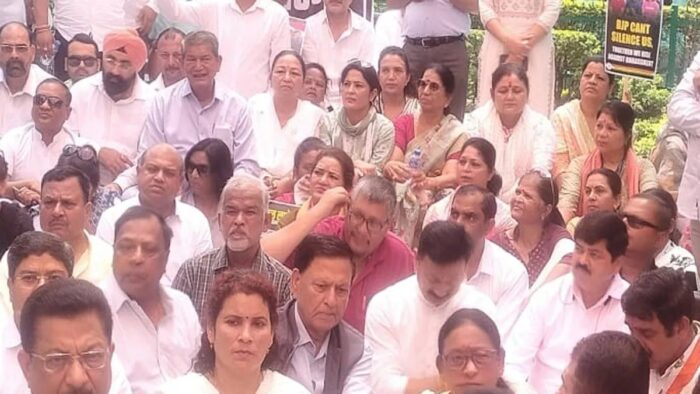 भाजपा सरकार की जनविरोधी नीतियों के खिलाफ गांधी पार्क में सर्वदलीय धरना कार्यक्रम आयोजित किया गया