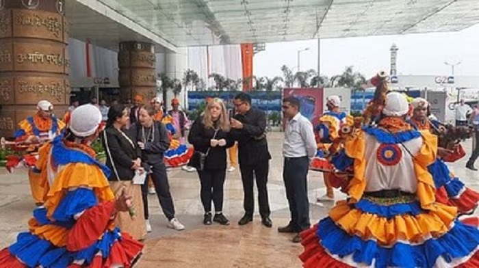G20 समिट: एयरपोर्ट पर विदेशी मेहमानों का स्वागत छोलिया नृत्य, तुलसी की माला से किया गया