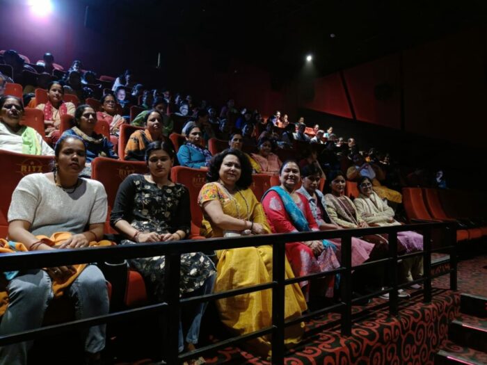 भाजपा महिला मोर्चा महानगर उपाध्यक्ष पुष्पा के नेतृत्व में लगभग 130 महिलाओं ने फिल्म “द केरल स्टोरी” देखी।