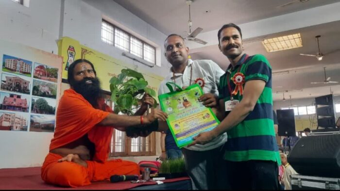 बाबा रामदेव बोले - राजनेता राज योग के लिए योग करते हैं