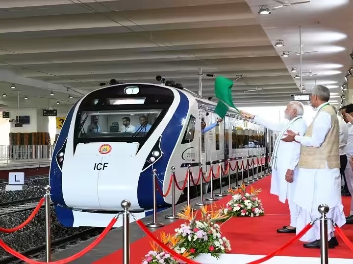 वंदे भारत ट्रेन: 2024 से पहले… पीएम मोदी ने गिफ्ट की नॉर्थ-ईस्ट को पहली वंदे भारत एक्सप्रेस, इशारों-इशारों में कांग्रेस को घेरा