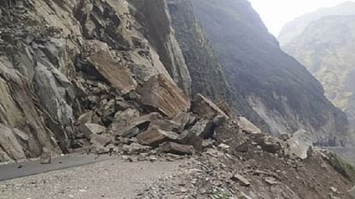 पिथौरागढ़ : लिपुलेख-तवाघाट मार्ग के पास दरकी चट्टान, धारचूला और गुंजी में करीब 300 यात्री फंसे
