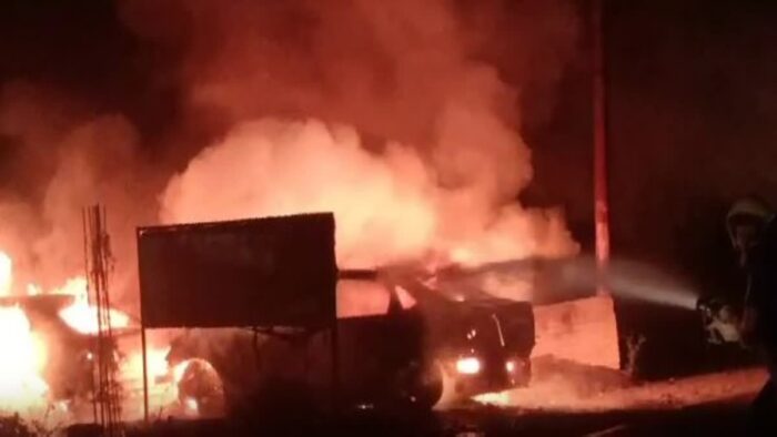 अचानक सर्विस सेंटर में खड़ी दो कारों में आग लग गई, जिससे दहशत फैल गई