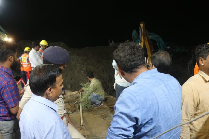 एमपी: बोरवेल से सृष्टि को निकालने का कार्य युद्ध स्तर पर जारी, पाइप के जरिए ऑक्सीजन की सप्लाई की जा रही है