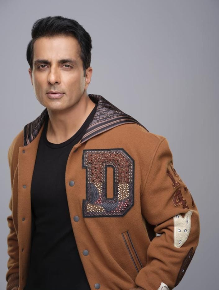 एक्टर सोनू सूद ने बढ़ाया युवा विक्रेता का उत्साह