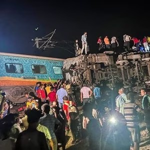 कोरोमंडल एक्सप्रेस पटरी से उतरी : कोरोमंडल एक्सप्रेस ओडिशा के बालासोर में पटरी से उतरी, करीब 233 लोगों की मौत, 900 घायल