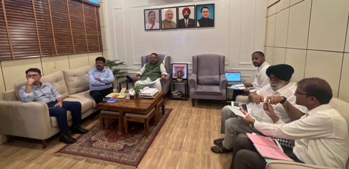 उद्यान विभाग की समीक्षा करते मंत्री गणेश जोशी