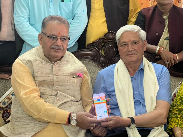 महा जनसंपर्क अभियान के तहत विशिष्ट लोगों से मुलाकात करते कैबिनेट मंत्री गणेश जोशी, विकास तीर्थ में आयोजित टिफिन बैठक में भी हुए सम्मिलित