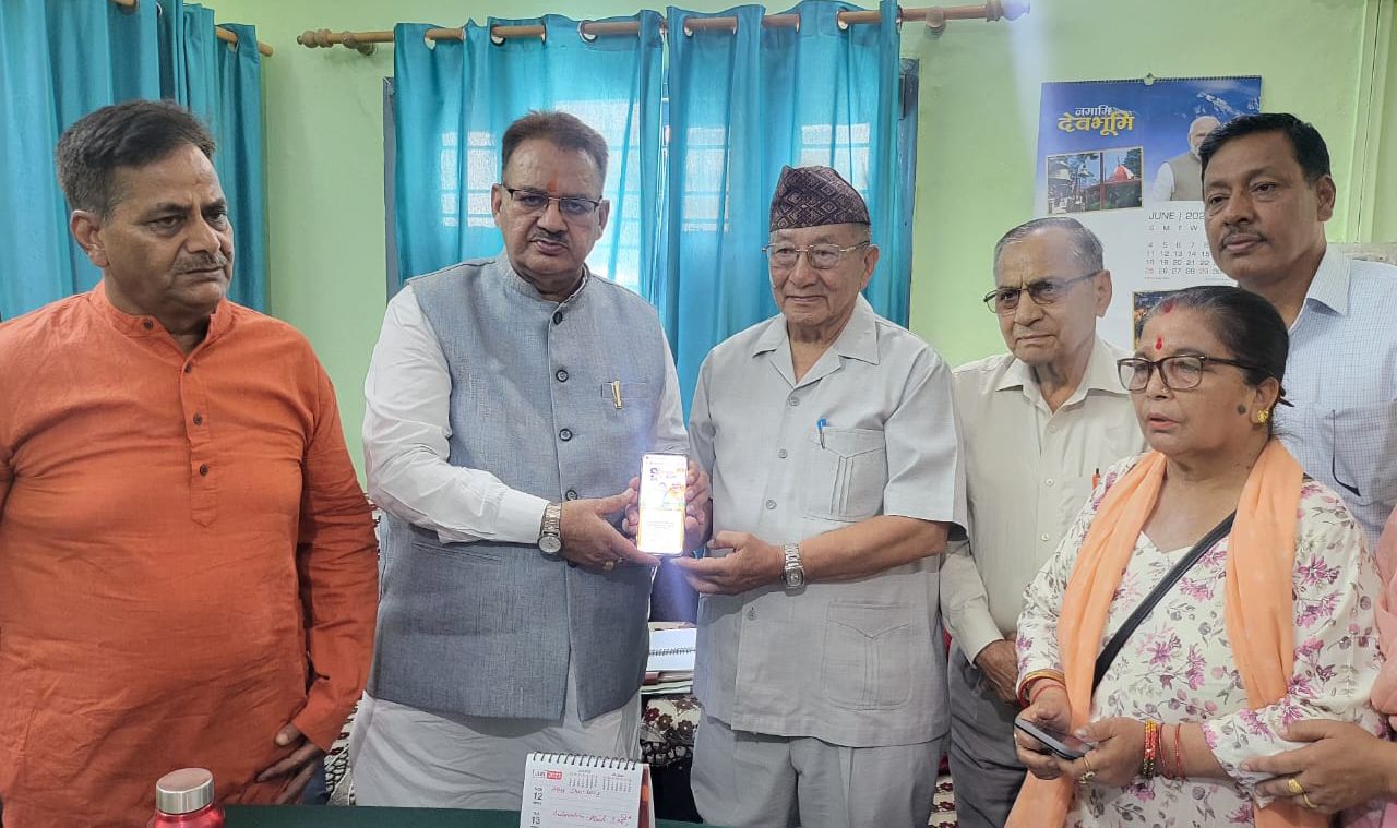 कैबिनेट मंत्री गणेश जोशी निकले सम्पर्क अभियान में, कई विशिष्ट लोगों से किया सम्पर्क