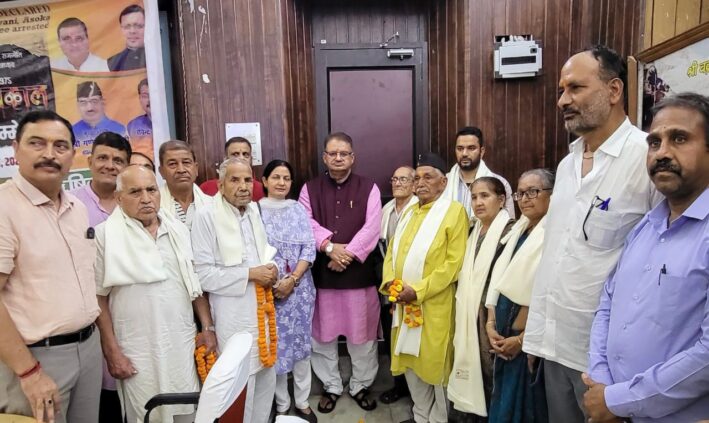 आपातकाल दिवस की बरसी पर भाजपा द्वारा आयोजित प्रबुद्ध सम्मेलन को संबोधित करते कैबिनेट मंत्री गणेश जोशी।