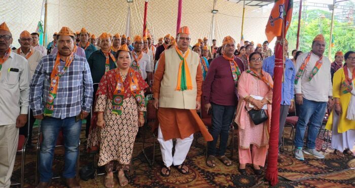 भाजपा के महाजनसंपर्क अभियान के तहत बूथ संख्या 151 में "मेरा बूथ सबसे मजबूत" कार्यक्रम में मंत्री गणेश जोशी।