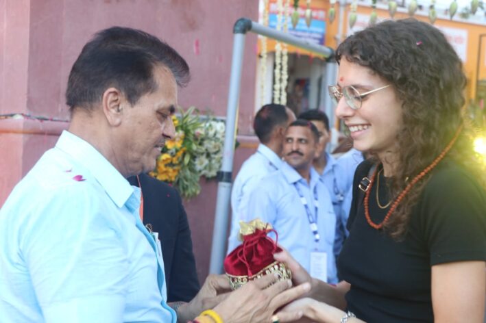 कैबिनेट मंत्री डॉ प्रेमचंद अग्रवाल ने जी-20 सम्मेलन मैं पहुंचे विदेशी मेहमानों का त्रिवेणी घाट गंगा आरती आगमन से पूर्व भव्य स्वागत किया।