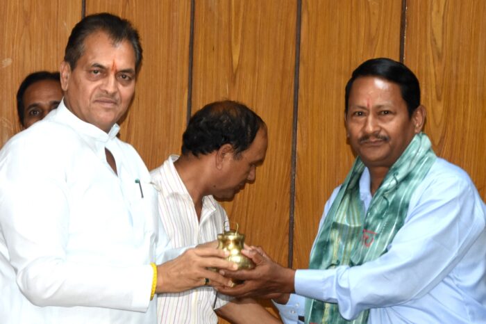 वित्त मंत्री डॉ0 प्रेम चन्द अग्रवाल ने विधान सभा स्थित कार्यालय कक्ष में G-20 में सम्मिलित अधिकारियों तथा कर्मचारियों को सम्मानित किया।