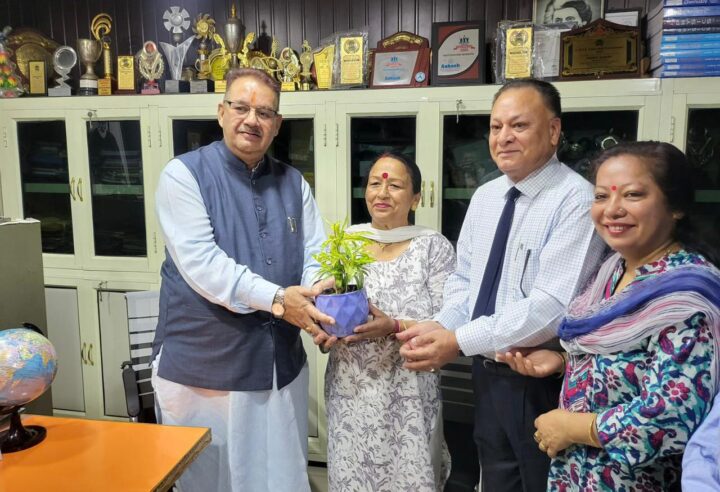 महा जनसंपर्क अभियान के तहत विशिष्ट लोगों से मुलाकात करते कैबिनेट मंत्री गणेश जोशी