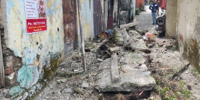 मसूरी के लंढौर चौक बाजार में एक जर्जर इमारत का हिस्सा गिरा , कई लोग बार बार बचे